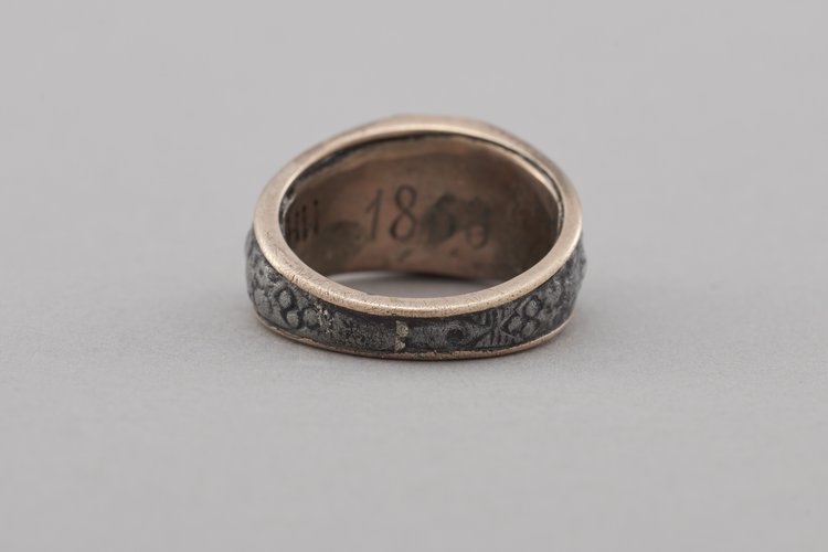 Pierścień w formie sygnetu z Orłem