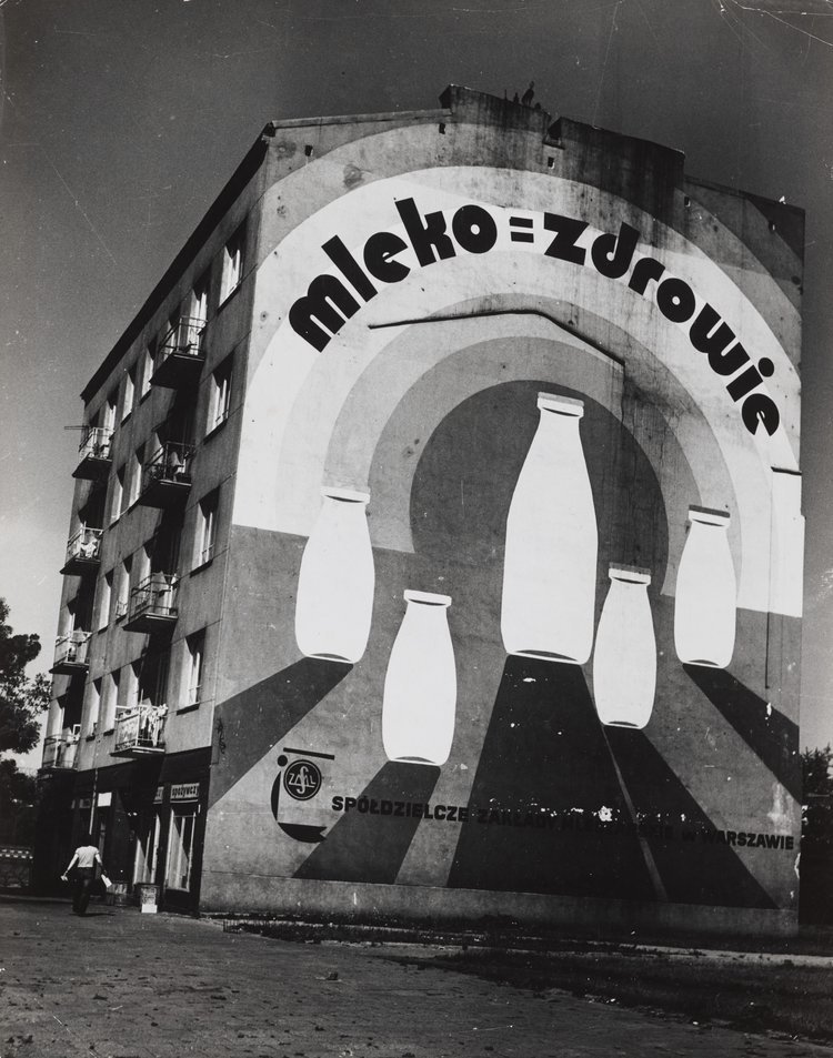 Tenement house with a mural encouraging the consumption of milk