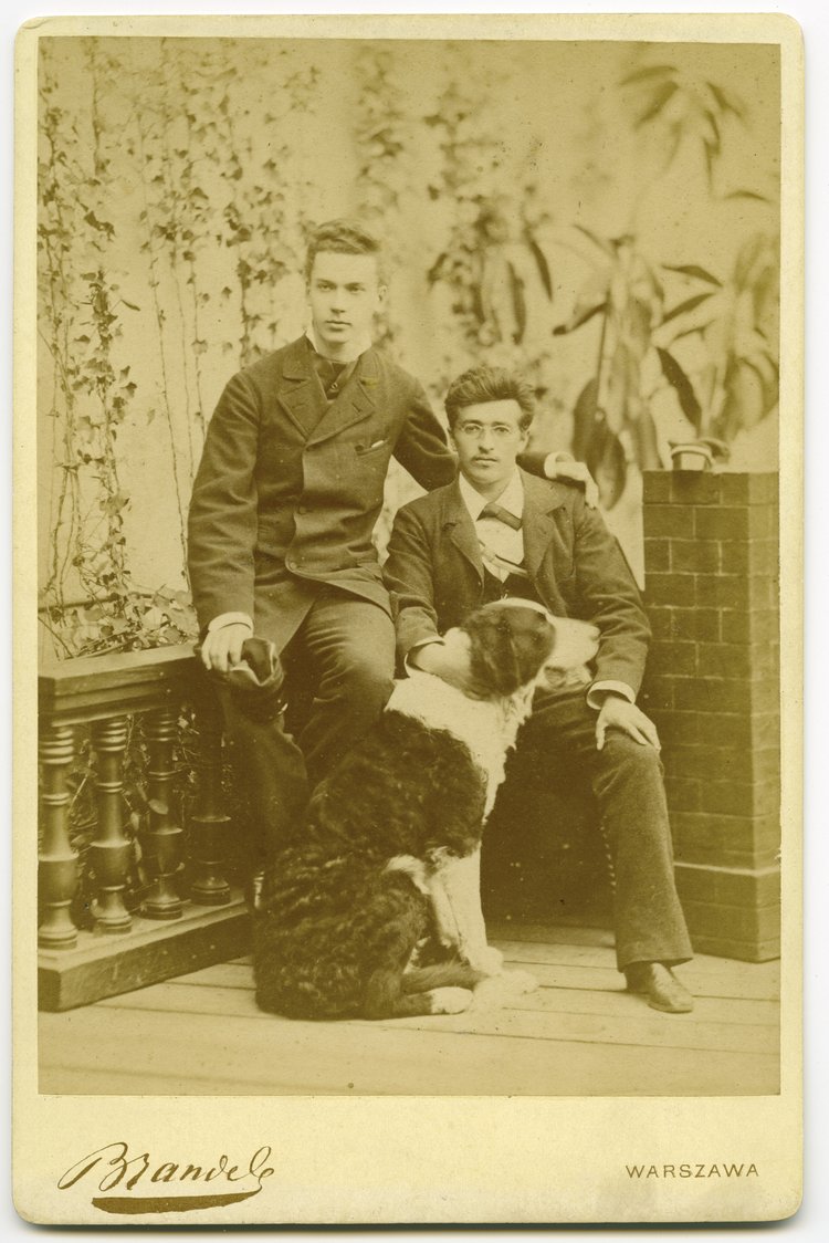 Portret dwóch młodzieńców z psem