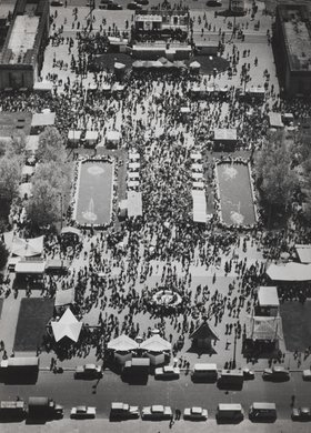 Widok z Pałacu Kultury i Nauki na plac pomiędzy pałacem a Alejami Jerozolimskimi