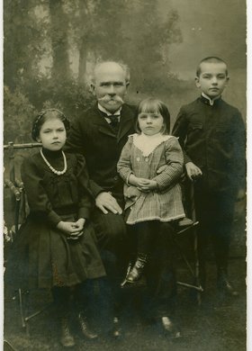 Portret starszego mężczyzny z trojgiem dzieci