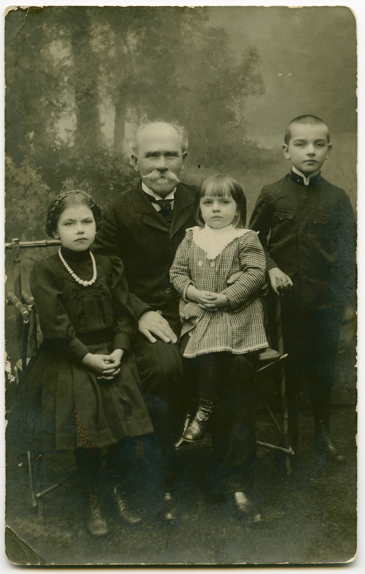 Portret starszego mężczyzny z trojgiem dzieci