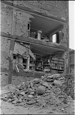 Wyrwa w ścianie kamienicy Józefa Glassa przy ulicy Kredytowej 6