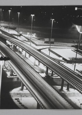 Widok na ulicę Marchlewskiego (obecnie: Jana Pawła II) nocą