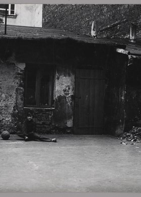 Chłopiec z piłką na podwórzu przy ulicy Stalowej 52