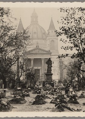 Tymczasowy cmentarz na placu Trzech Krzyży