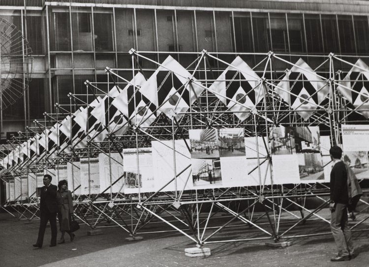 Wystawa plenerowa "Salon Architektury Warszawskiej" na tyłach Domów Towarowych Centrum