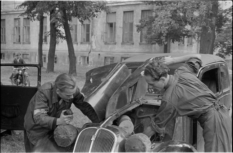 Powstańcy podczas naprawy samochodu