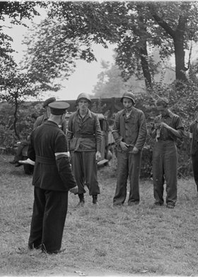 Zbiórka powstańców w parku samochodowym na ulicy Okólnik