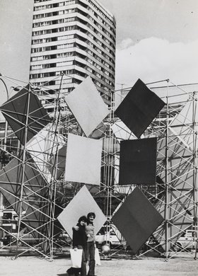 Fragment ołtarza przed Pałacem Kultury i Nauki wybudowanego z okazji III pielgrzymki Jana Pawła II do Polski