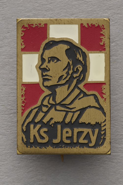 Przypinka z napisem 'Ks. Jerzy' i wizerunkiem ks. Jerzego Popiełuszk