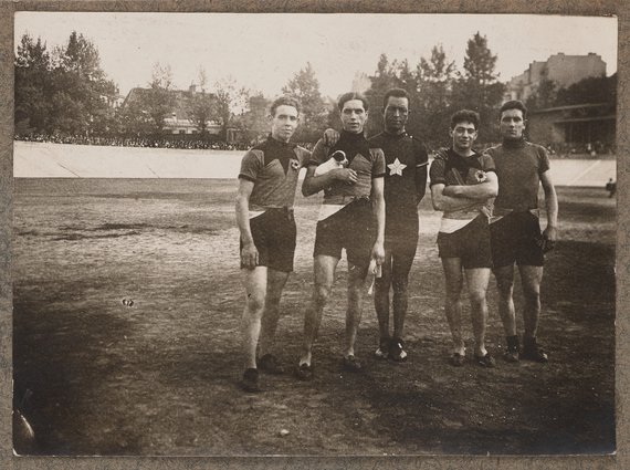 Grupa zagranicznych cyklistów na Dynasach