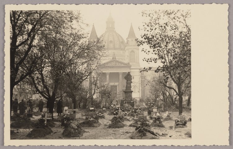 Tymczasowy cmentarz na placu Trzech Krzyży