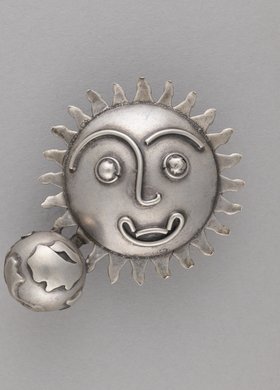 Broszka ze słońcem - maską solarną i ziemią