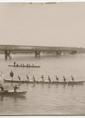 Członkowie Warszawskiego Towarzystwa Wioślarskiego podczas regat na Wiśle