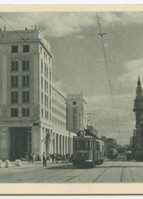 Tramwaj na ulicy Marszałkowskiej i bloki MDM