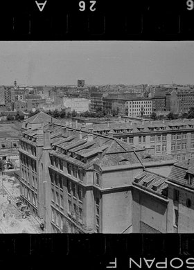 Budynek Zespołu Szkół przy ulicy Hożej 88 i panorama Śródmieścia