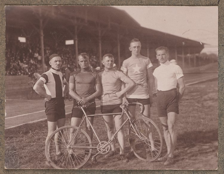 Album z fotografiami cyklistów na Dynasach