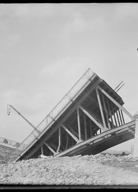 Most Mikołajewski (Poniatowskiego) zniszczony przez wycofujące się z Warszawy wojska rosyjskie