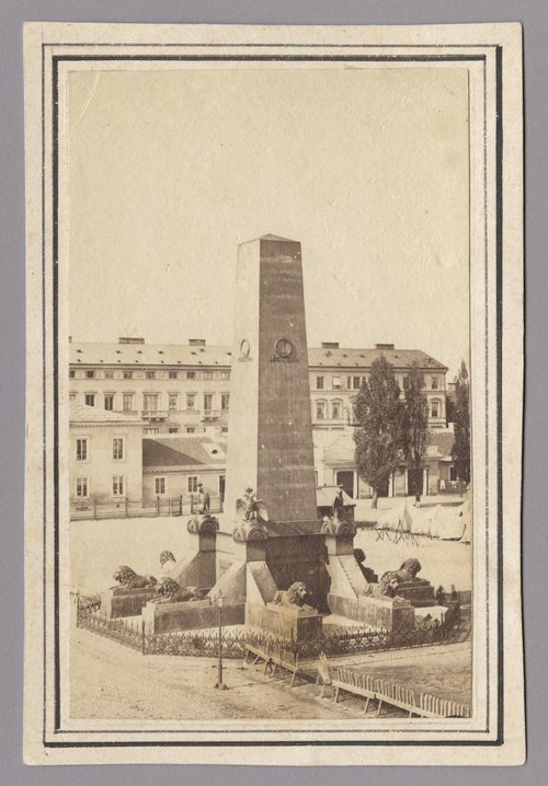 Pomnik generałów zabitych w 1830 roku i namioty wojsk rosyjskich na placu Saskim