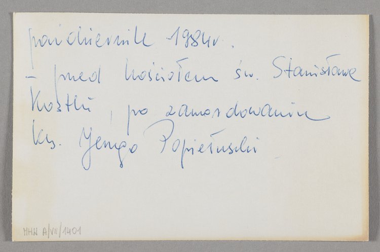 Ogrodzenie kościoła p.w. św. Stanisława Kostki w Warszawie z zawieszonymi kwiatami i transparentami