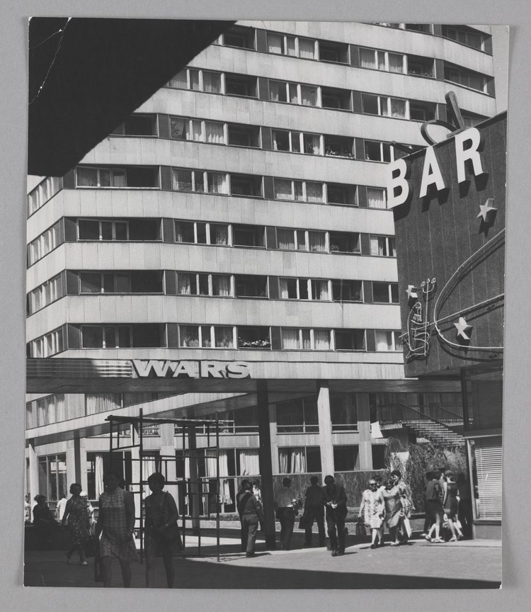 Śródmiejski Mall (currently Stefana “Wiecha” Wiecheckiego Mall) and Café Zodiak