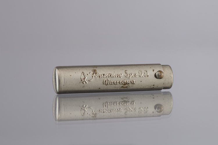 Szminka do ust w metalowym etui