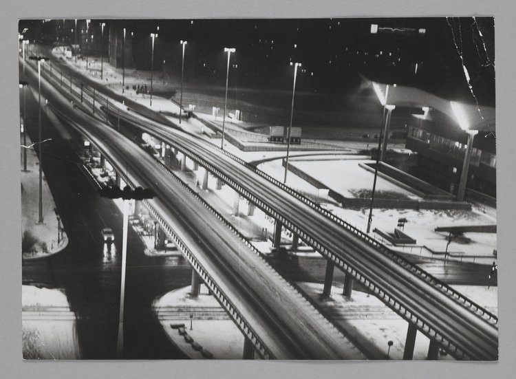 Widok na ulicę Marchlewskiego (obecnie: Jana Pawła II) nocą