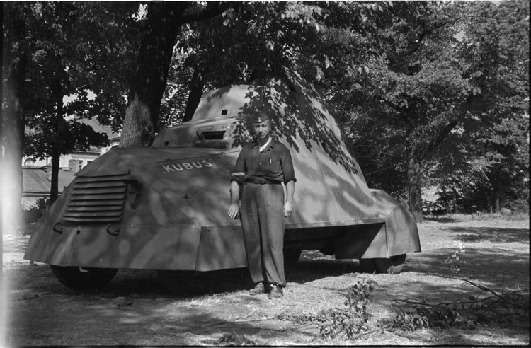 Samochód opancerzony "Kubuś" w ogrodzie przy Konserwatorium Muzycznym na Okólniku