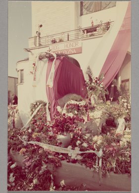 Pogrzeb bł. ks. Jerzego Popiełuszki - katafalk pokryty kwiatami, wieńcami i wiązankami oraz balkon świątyni, na którym stworzono prowizoryczny ołtarz