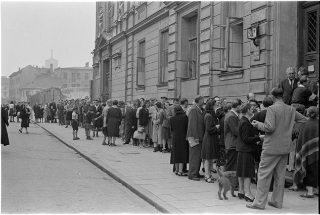Kolejka ludności cywilnej pod domem Zgromadzenia Sióstr Miłosierdzia św. Wincentego a Paulo