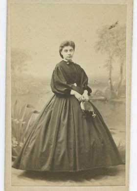 Portret dziewczyny w stroju z okresu żałoby narodowej