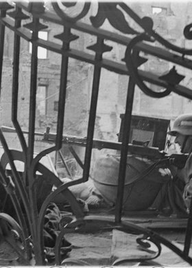 Powstaniec na stanowisku strzeleckim w ruinach Poczty Głównej przy placu Napoleona