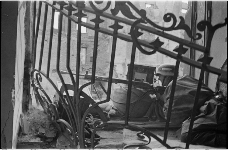 Powstaniec na stanowisku strzeleckim w ruinach Poczty Głównej przy placu Napoleona