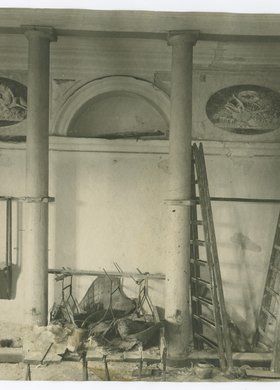 Wnętrze zdewastowanej Biblioteki Królewskiej