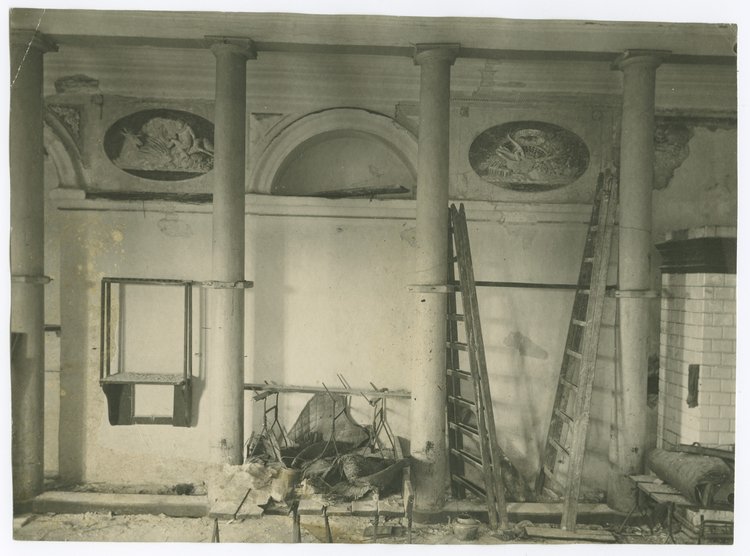 Wnętrze zdewastowanej Biblioteki Królewskiej