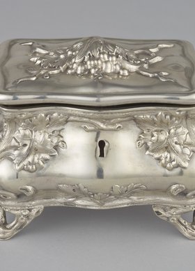 Cukiernica skrzynkowa z winną latoroślą