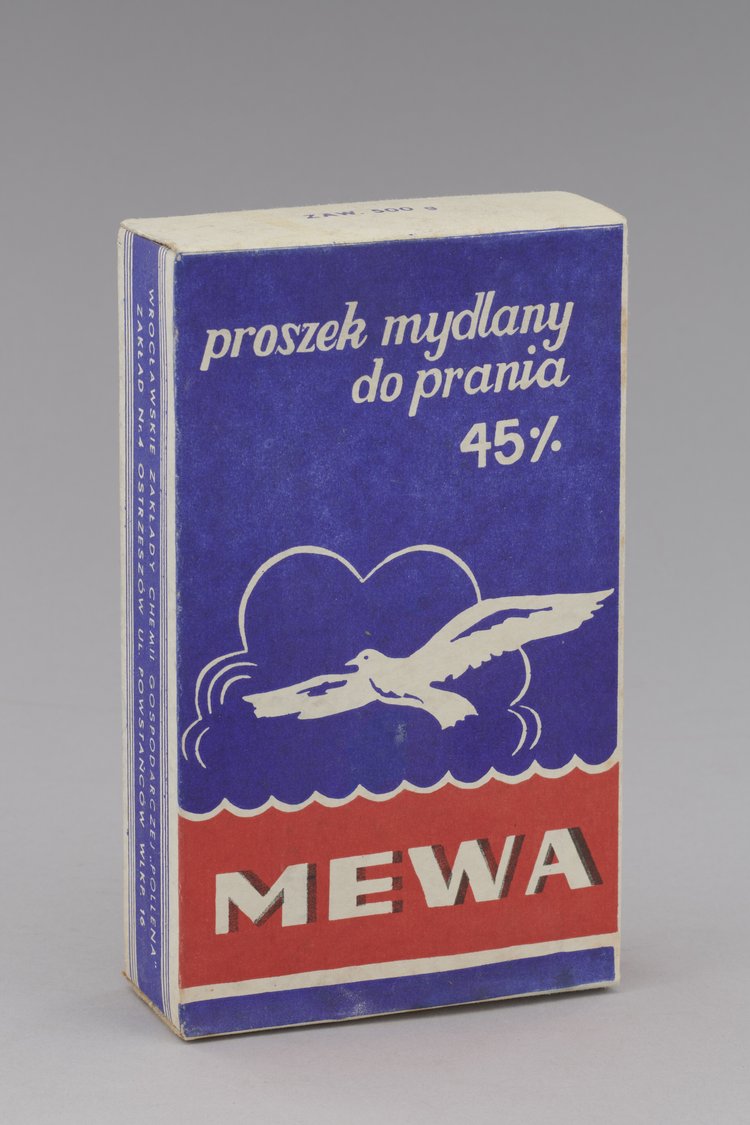 Opakowanie z proszkiem mydlanym do prania Mewa w kolorze granatowo-czerwonym