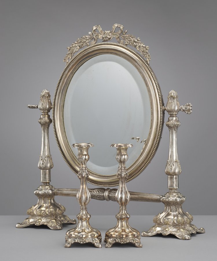 Lustro toaletowe z dwoma świecznikami