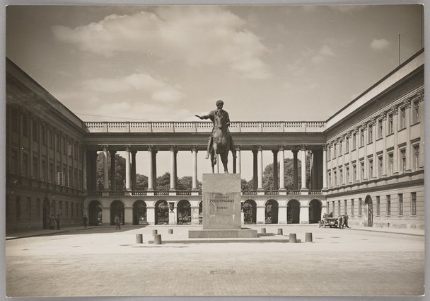 Pomnik księcia Józefa Poniatowskiego przed pałacem Saskim