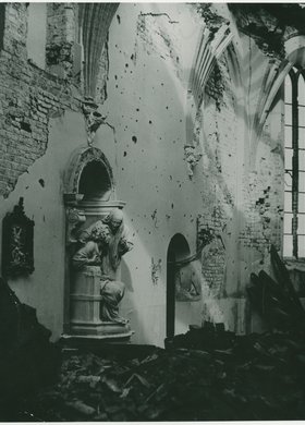 Zniszczone wnętrze kościoła Nawiedzenia Najświętszej Marii Panny