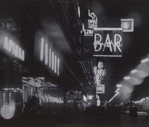 Rozświetlone neonami Aleje Jerozolimskie