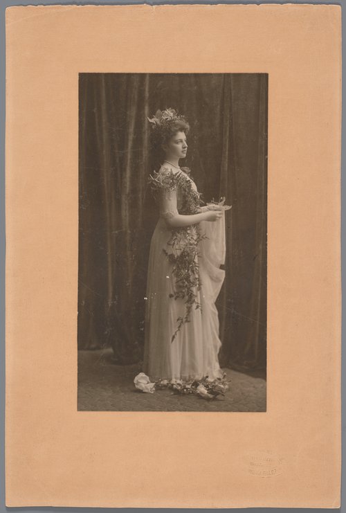 Portret młodej kobiety w sukni balowej