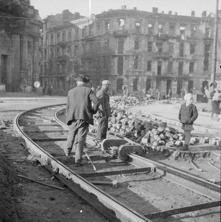 Układanie torowiska tramwajowego na placu Zbawiciela