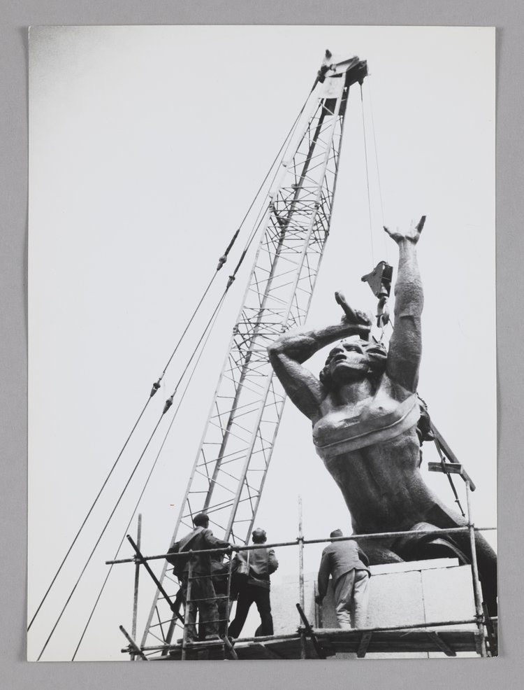 Installation of the Monument to the Heroes of Warsaw (Warsaw Nike)