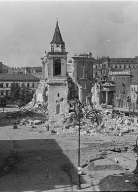 Panorama placu Trzech Krzyży z ruinami kościoła św. Aleksandra