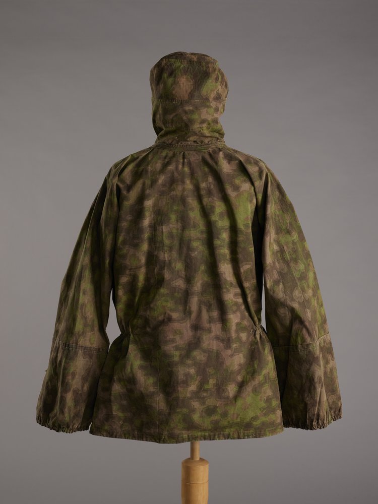 Niemiecka bluza formacji Waffen SS w kamuflażu Rauchtarn zdobyta i noszona przez strz. Zdzisława Galperyna ps. Zbigniew