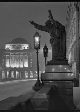 Figura Chrystusa przed kościołem św. Krzyża