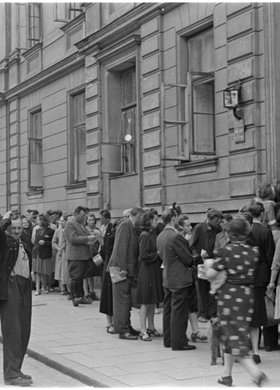 Kolejka ludności cywilnej pod domem Zgromadzenia Sióstr Miłosierdzia św. Wincentego a Paulo