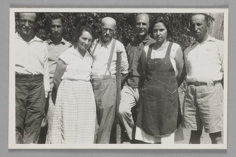 Fotografia przedstawiająca Janusza Korczaka (Henryka Goldszmita) z nauczycielami w kibucu Ein Harod